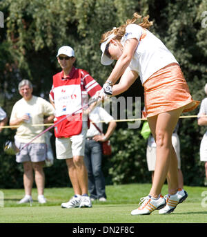 Aug 18, 2006; Portland, OR, Stati Uniti d'America; Paula Creamer, da Pleasanton, CA, tee off in corrispondenza del terzo foro durante il primo round di Safeway Classic presso il Columbia-Edgewater Country Club a Portland, Oregon, Venerdì, 18 agosto 2006. Credito: Foto di Richard Clemente/ZUMA premere. (©) Copyright 2006 da Richard Clemente Foto Stock