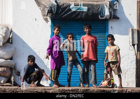 Mumbai, India. Xviii Dicembre, 2013. I bambini giocano vicino al delle baraccopoli di Mumbai, India, Dic 18, 2013. In corrispondenza dell'altro lato dell India finanziaria e centro economico, Mumbai, vi si trova una delle maggiori aree povere del paese. I residenti vivono in squallide, congestionati camere e craps sono visibile dappertutto. Ma la vita in Mumbai della baraccopoli zona non è tutto circa la povertà e il pessimismo, alcune persone hanno iniziato ad aprire negozi, di inviare i loro bambini a scuola e di fare business. Foto Stock