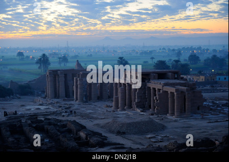 Vista aerea del Ramesseum (Tempio mortuario di Ramesse II) dal palloncino salita su west bank di Luxor, l'Alto Egitto Foto Stock