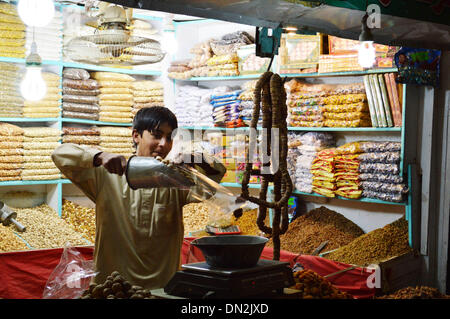 Quetta. Xviii Dicembre, 2013. Un venditore attende i clienti a frutta secca mercato nel sud-ovest del Pakistan Quetta a Dic. 18, 2013. Frutta secca sono popolari tra la popolazione pakistana in inverno. © Irfan/Xinhua/Alamy Live News Foto Stock