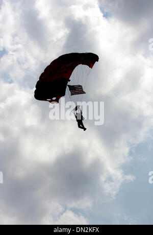 Agosto 26, 2006; Duncan, SC, Stati Uniti d'America; nelle radure vs centrale Byrnes. La Carolina del Sud la guardia nazionale reso il gioco palla a Nixon Stadium tramite un parajumper. Credito: Foto da Allen Eyestone/Palm Beach post/ZUMA premere. (©) Copyright 2006 da Palm Beach post Foto Stock