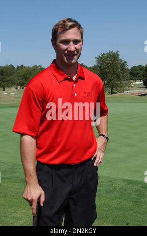 Aug 27, 2006; Raleigh, NC, Stati Uniti d'America; Carolina Hurricanes e la Stanley Cup Champions giocatore di hockey ERIK COLE fa la sua comparsa al 2006 Jimmy V Celebrity Golf Classic che ha avuto luogo a Prestonwood Country Club situato in Cary. Il Jimmy Valvano Foundation ha sollevato oltre 12 milioni di dollari per aiutare a beneficio della ricerca contro il cancro. Coach Jim Valvano passata nel 1993 dal cancro ed era il Foto Stock