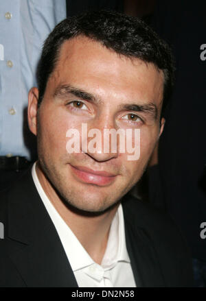 Sep 19, 2006; New York, NY, STATI UNITI D'AMERICA; Heavyweight Champion del mondo Wladimir Klitschko alla conferenza stampa per annunciare la sua prossima lotta con Calvin Brock su Novembre 11, 2006 al Madison Square Garden. Credito: Foto di Nancy Kaszerman/ZUMA premere. (©) Copyright 2006 by Nancy Kaszerman Foto Stock