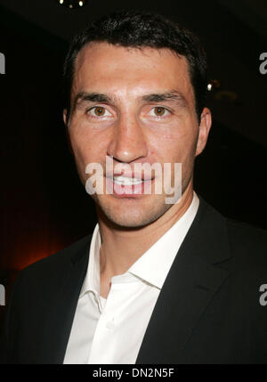 Sep 19, 2006; New York, NY, STATI UNITI D'AMERICA; Heavyweight Champion del mondo Wladimir Klitschko alla conferenza stampa per annunciare la sua prossima lotta con Calvin Brock su Novembre 11, 2006 al Madison Square Garden. Credito: Foto di Nancy Kaszerman/ZUMA premere. (©) Copyright 2006 by Nancy Kaszerman Foto Stock