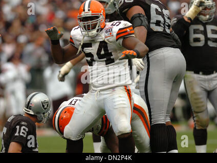 Oct 01, 2006; Oakland, CA, Stati Uniti d'America; NFL Football: Cleveland's Andra Davis (#54) celebra una seconda metà sacco contro Oakland Raiders al McAfee Coliseum di Oakland, California Domenica 1 ottobre 2006. Credito: Foto di Kristopher Skinner/Contra Costa Times/ZUMA premere. (©) Copyright 2006 by Contra Costa Times Foto Stock