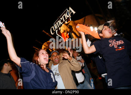 Oct 05, 2006; Detroit, MI, Stati Uniti d'America; Tigers Fan ha festeggiato la vittoria sui New York Yankees nel centro di Detroit. Credito: Foto di George Waldman/ZUMA premere. (©) Copyright 2006 da George Waldman Foto Stock