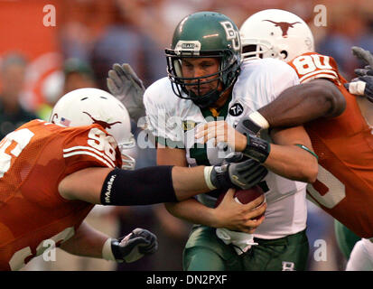 Oct 14, 2006; Austin, TX, Stati Uniti d'America; NCAA Football: Baylor quarterback Shawn Bell è portato verso il basso da UT difensori Derek Lokey (96) e Tim Crowder (80) nella prima metà di Sabato, Ottobre 14, 2006 a Darrell K. Royal-Texas Memorial Stadium di Joe Jamail Campo in Austin, TX. Led Texas 28-10 al tempo di emisaturazione. Credito: Foto di Bahram Mark Sobhani/San Antonio Express-News/ZUMA premere. (© Foto Stock