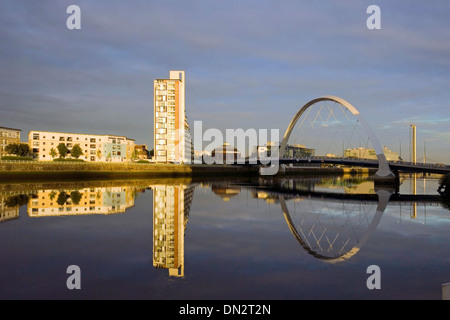 Mavisbank appartamenti e il Clyde arc aka squinty il ponte sul fiume Clyde Glasgow Foto Stock