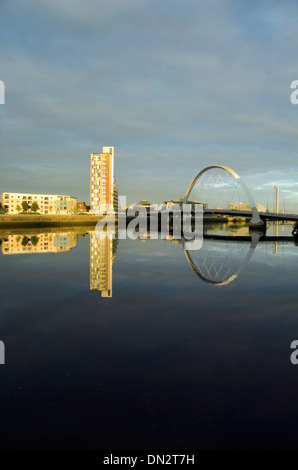 Mavisbank appartamenti e il Clyde arc aka squinty il ponte sul fiume Clyde Glasgow Foto Stock