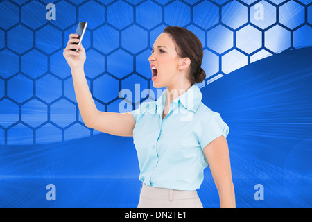 Immagine composita di angry classy imprenditrice a urlare contro il suo smartphone Foto Stock