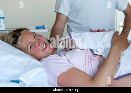 Donna felice dopo il parto in ospedale Foto Stock