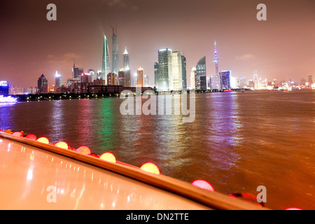 Cina; Shanghai Bund di notte sul fiume crociera sul Fiume Huangpu Foto Stock