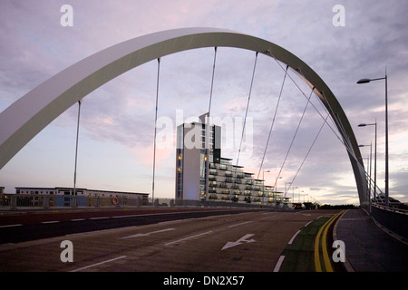 Clyde Arc su Finnieston Quay pacifico aka il squinty bridge Foto Stock