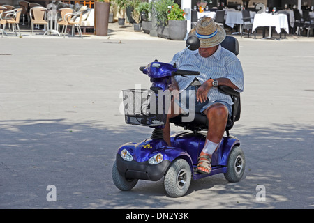 Vecchio uomo addormentato sulla mobilità scooter Foto Stock