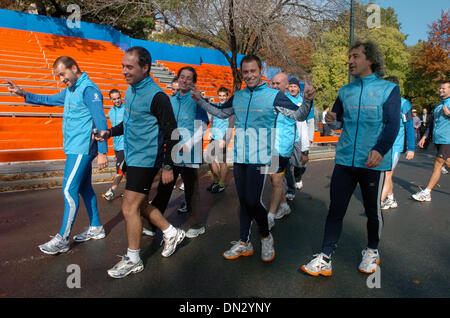 Nov 02, 2006; Manhattan, NY, STATI UNITI D'AMERICA; membri della Maratona d'Italia Team warm up vicino al traguardo del 2006 New York City Marathon di Central Park. Credito: Foto di Bryan Smith/ZUMA premere. (©) Copyright 2006 by Bryan Smith Foto Stock