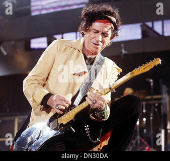 6 Nov, 2006; Oakland, CA, Stati Uniti d'America; Keith Richards, chitarrista con i Rolling Stones, esegue al McAfee Coliseum di Oakland. Le pietre terminare la tappa finale del loro Bigger Bang Tour. Credito: Foto di Giovanni verde/Oakland Tribune/ZUMA premere. (©) Copyright 2006 Da Oakland Tribune Foto Stock