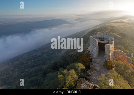 Sunrise dal Castillo de Monfrague guardando le coperto nebbia Fiume Tajo Foto Stock
