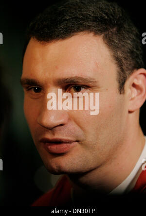 Nov 09, 2006; New York, NY, STATI UNITI D'AMERICA; Ex Heavyweight Champion Vitali Klitschko parla alla stampa presso la pesa per il suo fratello Wladimir al Madison Square Garden giovedì novembre 9, 2006. Wladimir Klitschko dovrà affrontare Calvin Brock Sabato 11 Novembre, 2006 al Madison Square Garden. Credito: Foto da J. P. Yim/ZUMA premere. (©) Copyright 2006 DA J. P. Yim Foto Stock