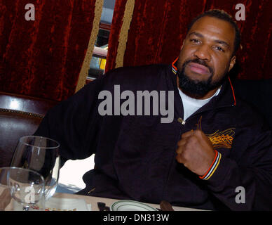 Nov 10, 2006; Manhattan, NY, STATI UNITI D'AMERICA; SHANNON "CANNON" Briggs è festeggiato con una vittoria il pranzo presso lo Zio Jack's Steakhouse per celebrare essere incoronato World Boxing Organizzazione Heavyweight Champion. Briggs, di Brooklyn, detronizzato Sergei 'White Wolf' Liakhovich sabato in Phoenix con due abbattimenti con meno di trenta secondi per andare nel XII e ultimo round che Liakhovich sinistro s Foto Stock