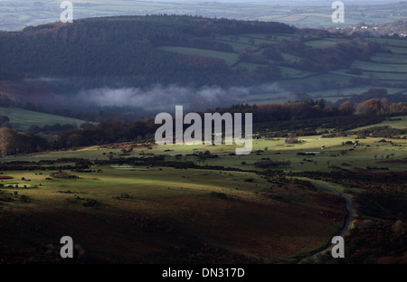 Un autunnale mattinata nebbiosa sorge al di sopra delle valli attraverso il Parco Nazionale di Dartmoor nel Devon. 13/11/2013 Foto Stock