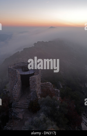 Sunrise oltre il Castillo de Monfrague con laminazione nebbia sulle colline Foto Stock