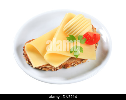 Grano intero pane con formaggio a fette Foto Stock