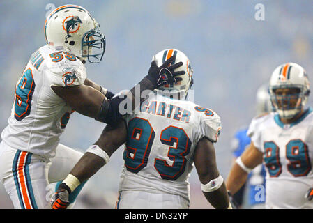 Novembre 23, 2006 - Detroit, MI, Stati Uniti d'America - National Football League's Thanksgiving tripleheader. I Delfini di Miami ha battuto il Lions 27-10. I Delfini' SPRAGAN Donnie si congratula con i Delfini' difensivo fine KEVIN carter (93) dopo che egli fa un sacco contro i Lions. - Credito obbligatorio: Foto di Damon Higgins/Palm Beach PostDetroit/ZUMA premere. (C) Copyright 2006 by Palm Beach post Foto Stock