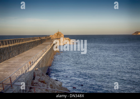 Struttura di frangionde con il faro Foto Stock