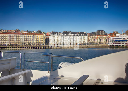 Moderno e di colore bianco a vela yacht al largo di Santander Spagna Foto Stock