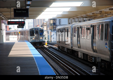 In treno arrivando a Chicago Loop elevata stazione ferroviaria Foto Stock