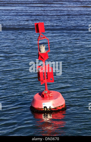 Un marcatore di boa in un canale di navigazione di aids di barche Foto Stock
