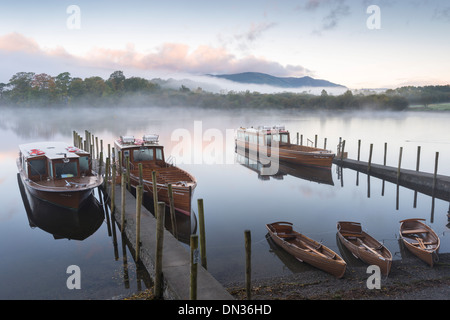 Barche ormeggiate su Derwentwater vicino a frate la rupe, Keswick, Lake District, Cumbria, Inghilterra. In autunno (ottobre 2012). Foto Stock