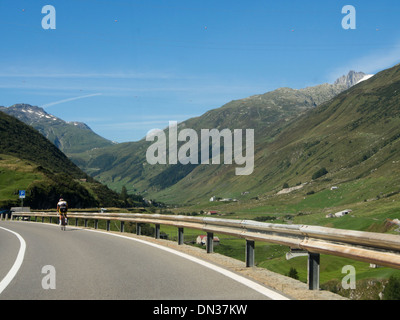 Furka strasse svizzera, la strada sopra Furka pass ca 2400 metri è frequentemente utilizzati dai ciclisti di formazione, vista verso Realp Foto Stock