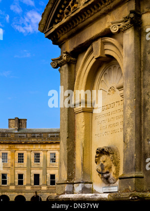 Spa tradizionali ben e Crescent edifici nel centro di Buxton una città termale nella High Peak District Inghilterra REGNO UNITO Foto Stock