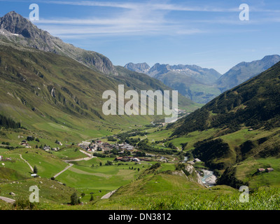 Villaggio di Realp nella valle di Urserental dal Furka pass road e dalla stazione sul Glacier Express in Svizzera Foto Stock