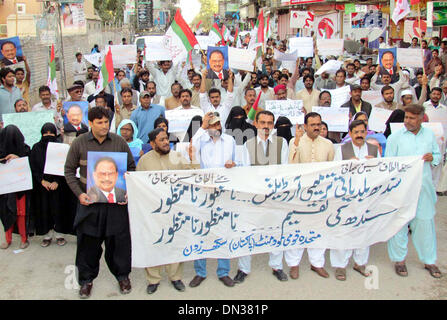 Gli attivisti del Muttehida Qaumi Movement (MQM) chant slogan contro Sindh Governo locale Bill, durante la manifestazione di protesta a Sukkur press club il Mercoledì, 18 dicembre 2013. Foto Stock