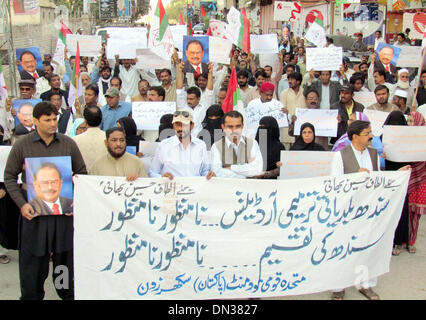 Gli attivisti del Muttehida Qaumi Movement (MQM) chant slogan contro Sindh Governo locale Bill, durante la manifestazione di protesta a Sukkur press club il Mercoledì, 18 dicembre 2013. Foto Stock