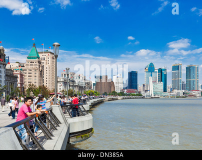 Molte persone lungo il Bund promenade Shanghai, Repubblica Popolare Cinese, PRC, Asia Foto Stock