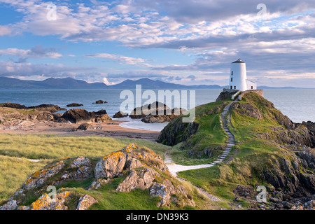 Twr Mawr faro sull isola di Llanddwyn, Anglesey, Galles del Nord. In autunno (settembre) 2013. Foto Stock