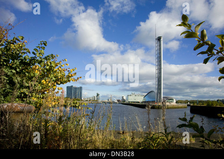 Il Glasgow Science Centre da graving docks con torre e del fiume Clyde Foto Stock