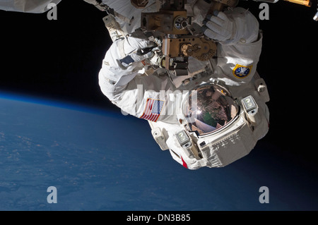 Gli astronauti della NASA Expedition 35 ingegneri di volo Chris Cassidy (nella foto) spacewalk Maggio 11, 2013 La Stazione Spaziale Internazionale Foto Stock