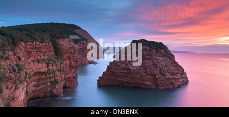 Alba cieli sopra Ladram Bay, Devon, Inghilterra. In autunno (settembre) 2013. Foto Stock