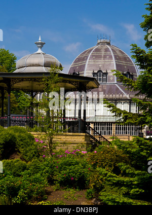 Pavilion Gardens in Buxton Derbyshire Peak District Inghilterra Regno Unito con la cupola dell'Ottagono visibile dietro il palco per spettacoli Foto Stock