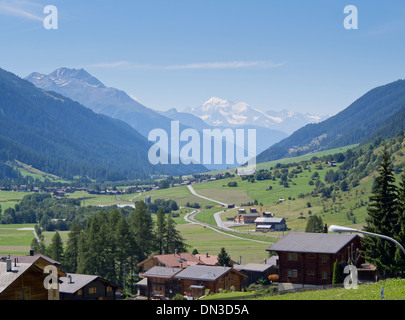 Vista della valle dal villaggio di Munster nel Goms Alpi svizzere Svizzera, estate verde foresta, montagna Foto Stock