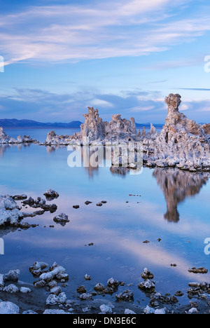 Torri di tufo in Mono lago al crepuscolo, California, Stati Uniti d'America. In autunno (ottobre) 2013. Foto Stock