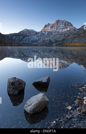 Tranquillo Lago d'argento all'alba nella Sierra Orientale Montagne, California, USA. In autunno (ottobre) 2013. Foto Stock