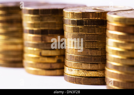 Pile di denaro monete isolato su bianco Foto Stock