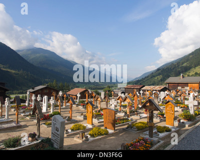 Cimitero della chiesa parrocchiale di Munster, Goms, Svizzera, ampio angolo di visualizzazione Foto Stock