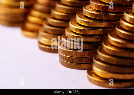Pile di denaro monete isolato su bianco Foto Stock