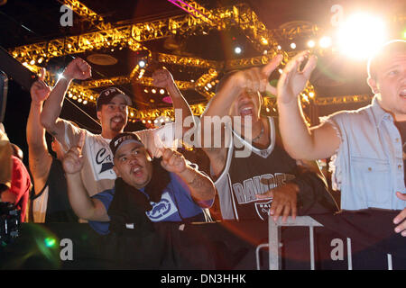 Aug 09, 2006; Las Vegas, NV, STATI UNITI D'AMERICA; lotta appassionati al Ultimate Fighting Championships di Las Vegas. Originariamente vietati in TV e nella maggior parte degli Stati membri nel 1997 per la sua senza esclusione di colpi la violenza, le arti marziali miste stile di combattimento fu resuscitato dai fratelli Frank e Lorenzo Fertitta a Las Vegas nel 2001 dopo la campagna di successo per la sicurezza e la necessità di regole. Un medico è ora stazio Foto Stock